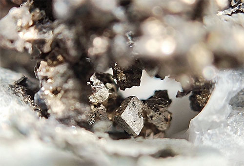 需求趨旺銀價(jià)上漲 冶煉企業(yè)發(fā)力伴生礦提煉技術(shù)