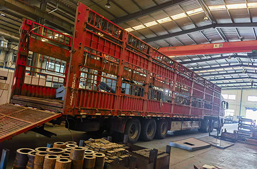 山東東達(dá)機電生產(chǎn)的一批鎖罐搖臺順利裝車發(fā)貨