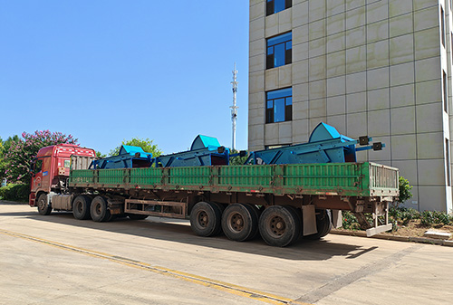 山東東達(dá)機(jī)電生產(chǎn)的三臺(tái)往復(fù)式給煤機(jī)裝車發(fā)貨